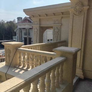 襄阳 黄金麻别墅外墙干挂雕花配合阳台栏杆花瓶柱