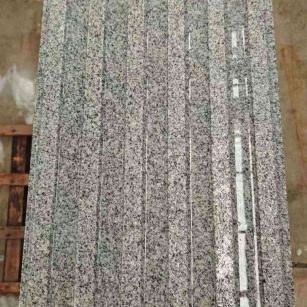 襄阳 芝麻白花岗岩荔枝面雕刻盲道，盲条