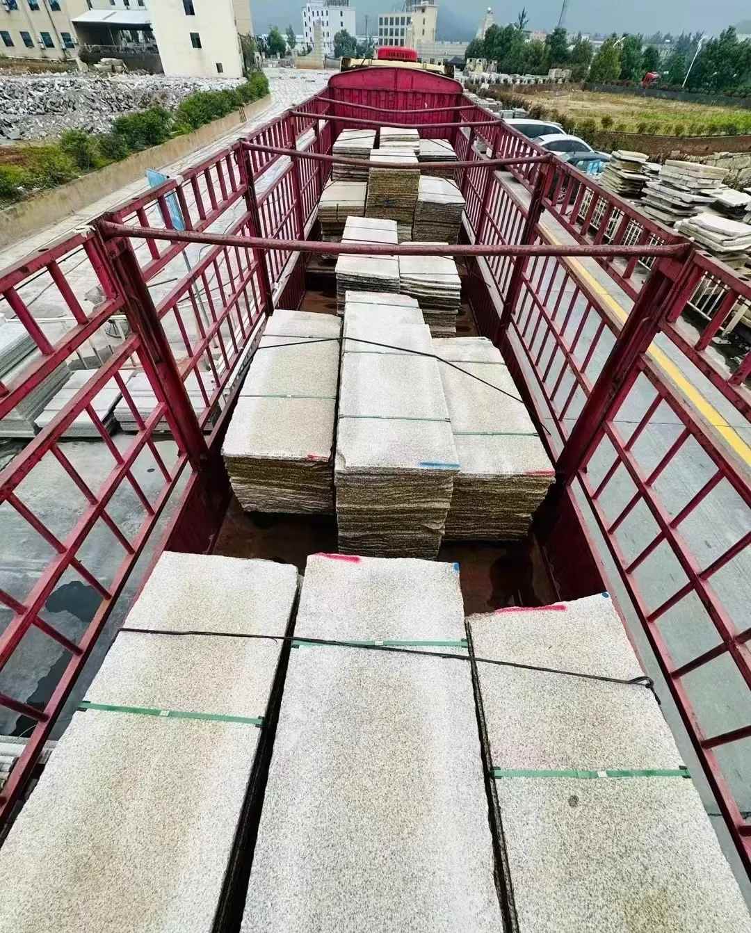 襄阳 黄金麻花岗岩荔枝面，光面毛板装车完成