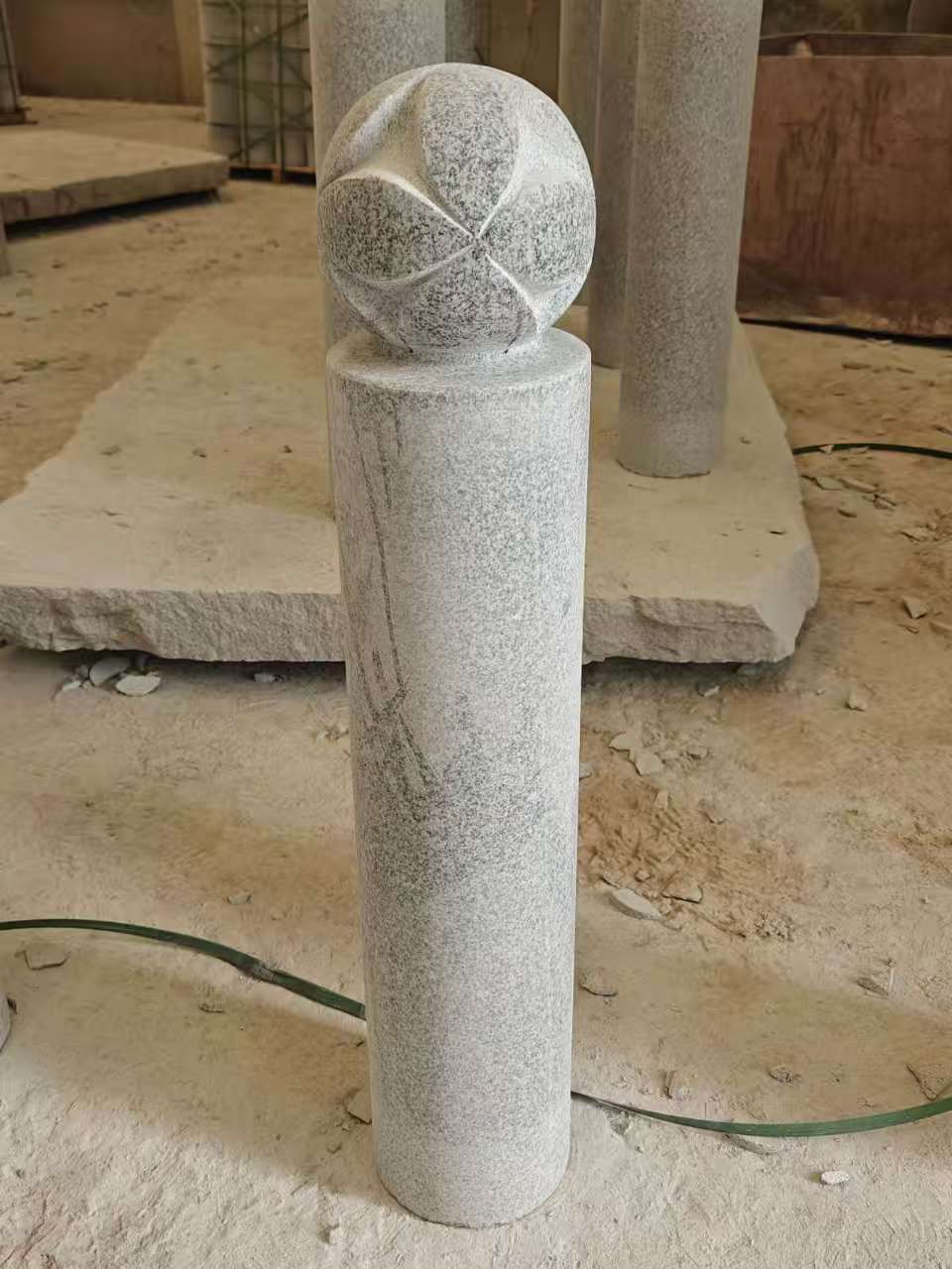 襄阳 芝麻白花岗岩石材挡车石柱、停车柱、圆柱挡车柱、方柱挡车柱等