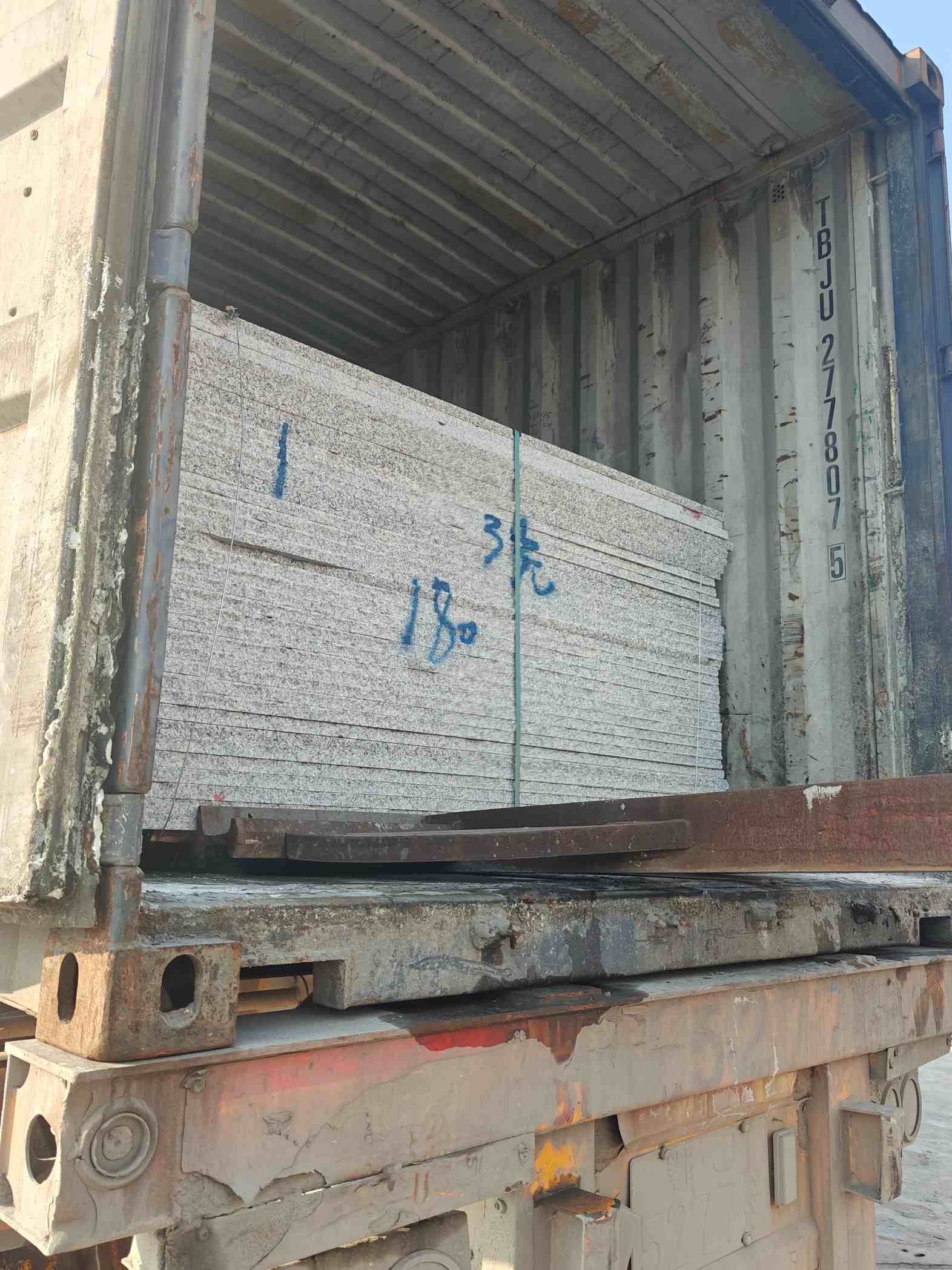 襄阳 芝麻白花岗岩石材3.0公分光面毛板装柜出货