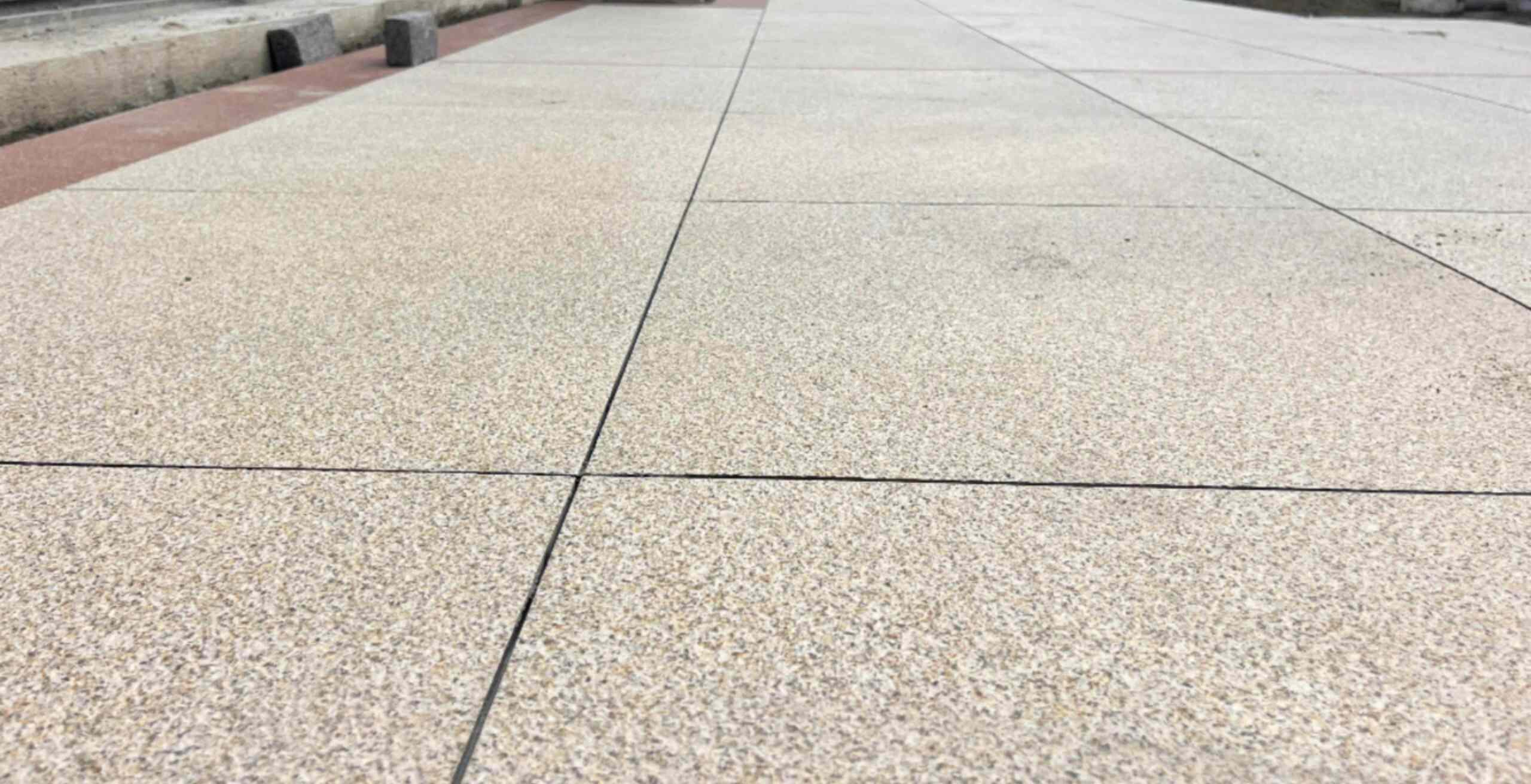 襄阳 黄金麻花岗岩石板材荔枝面地面铺装效果