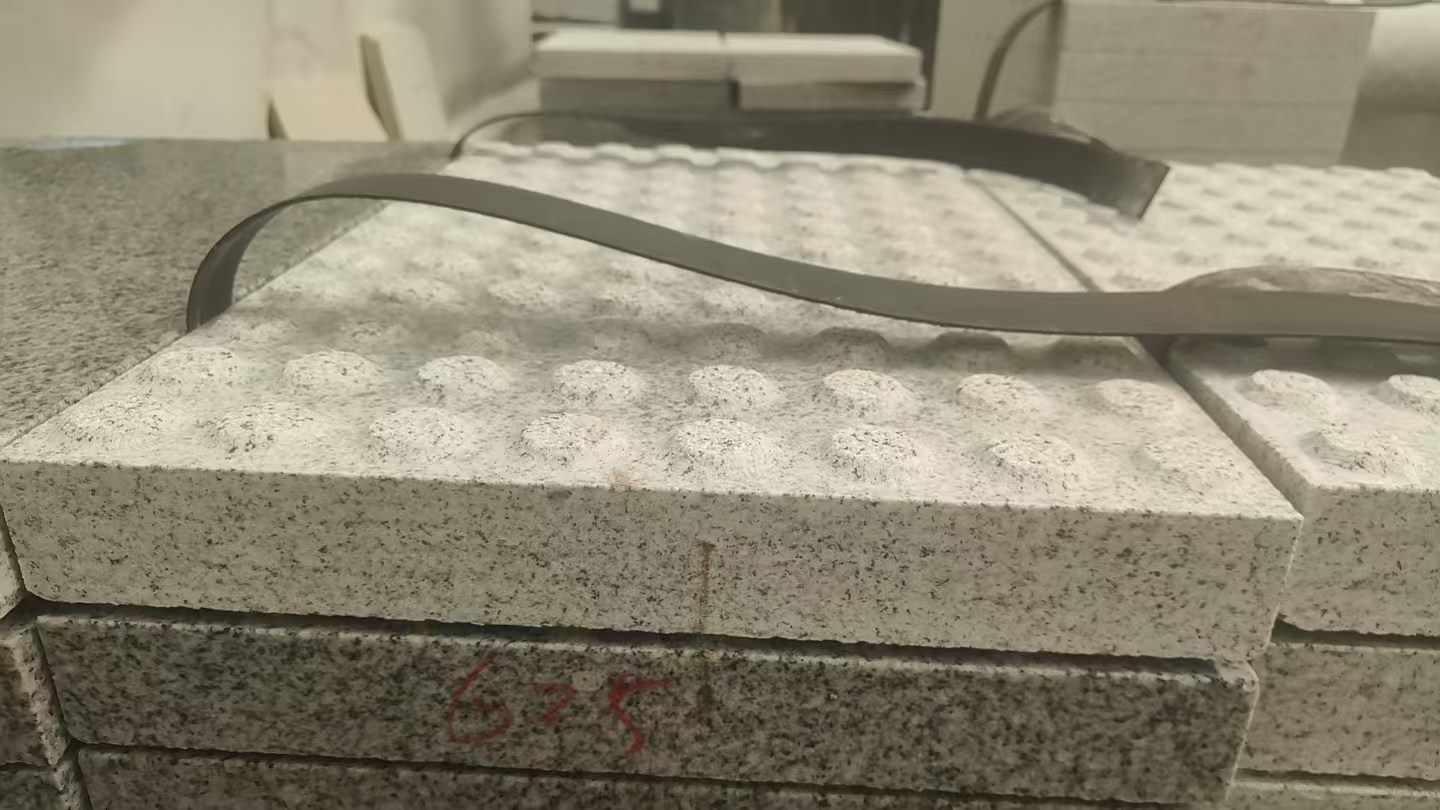 襄阳 芝麻白花岗岩6.0公分荔枝面五轴加工雕刻盲点