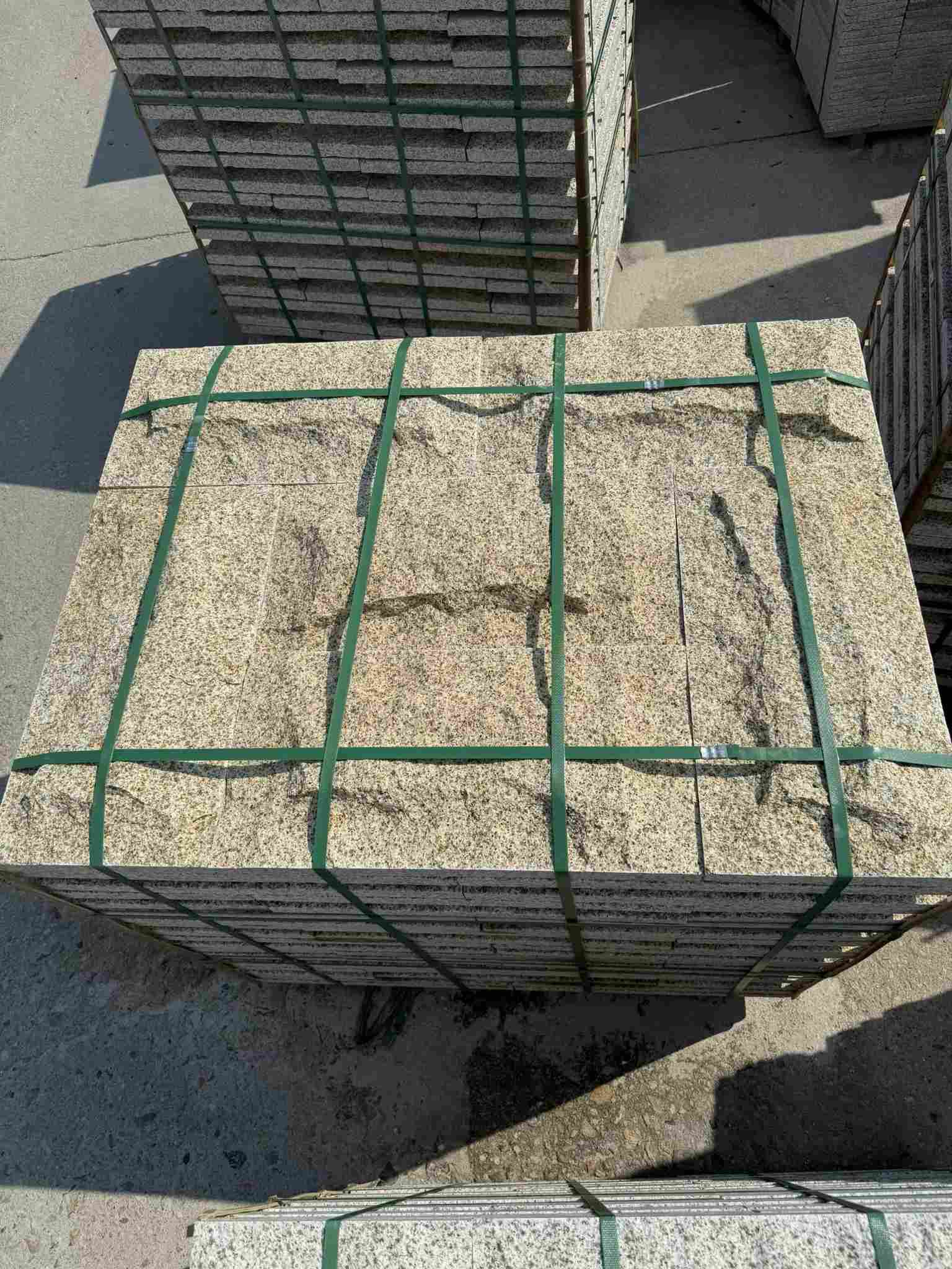 襄阳 黄金麻花岗岩石材自然面蘑菇石成品