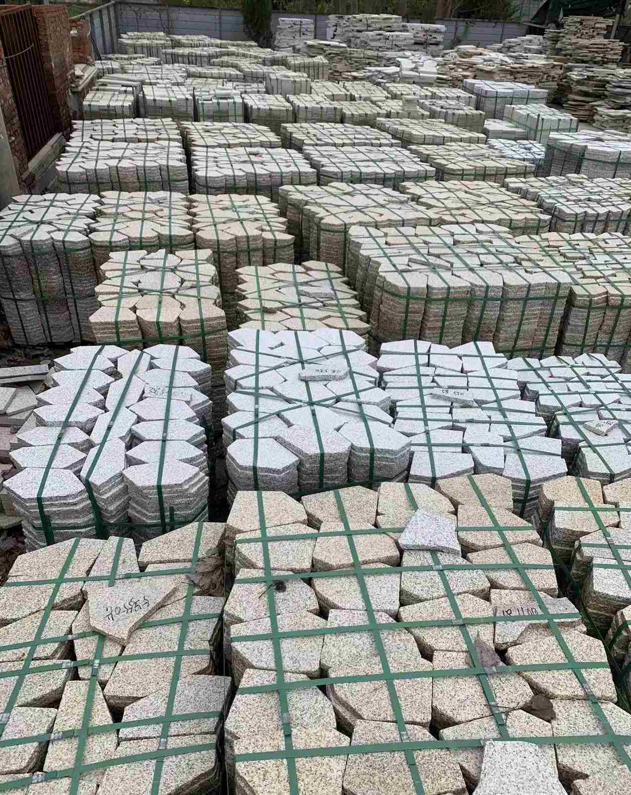 襄阳 黄金麻白麻花岗岩荔枝面地铺石(冰裂纹)