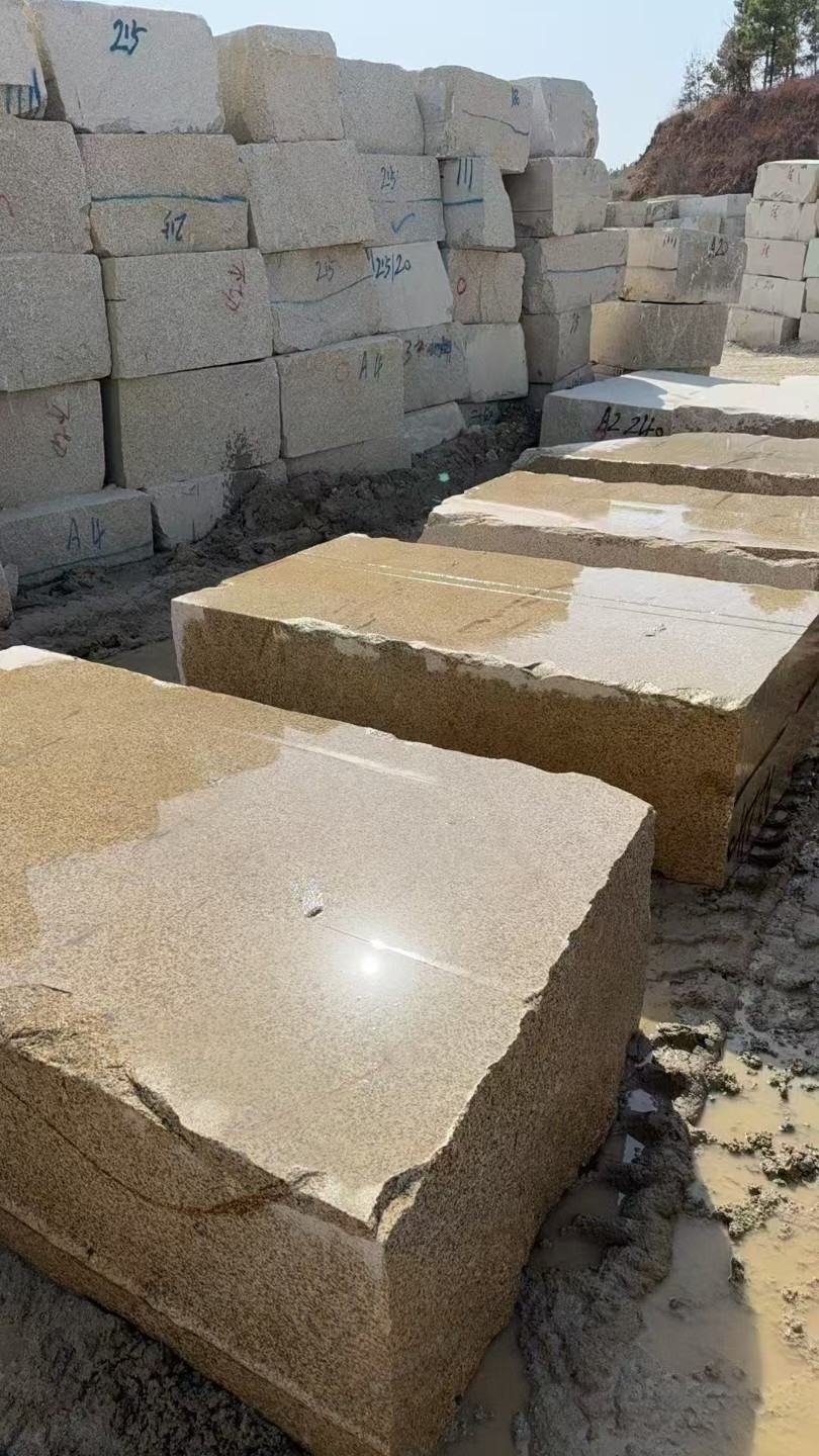 襄阳 黄金麻方料堆场洗料分选中，原材料充足