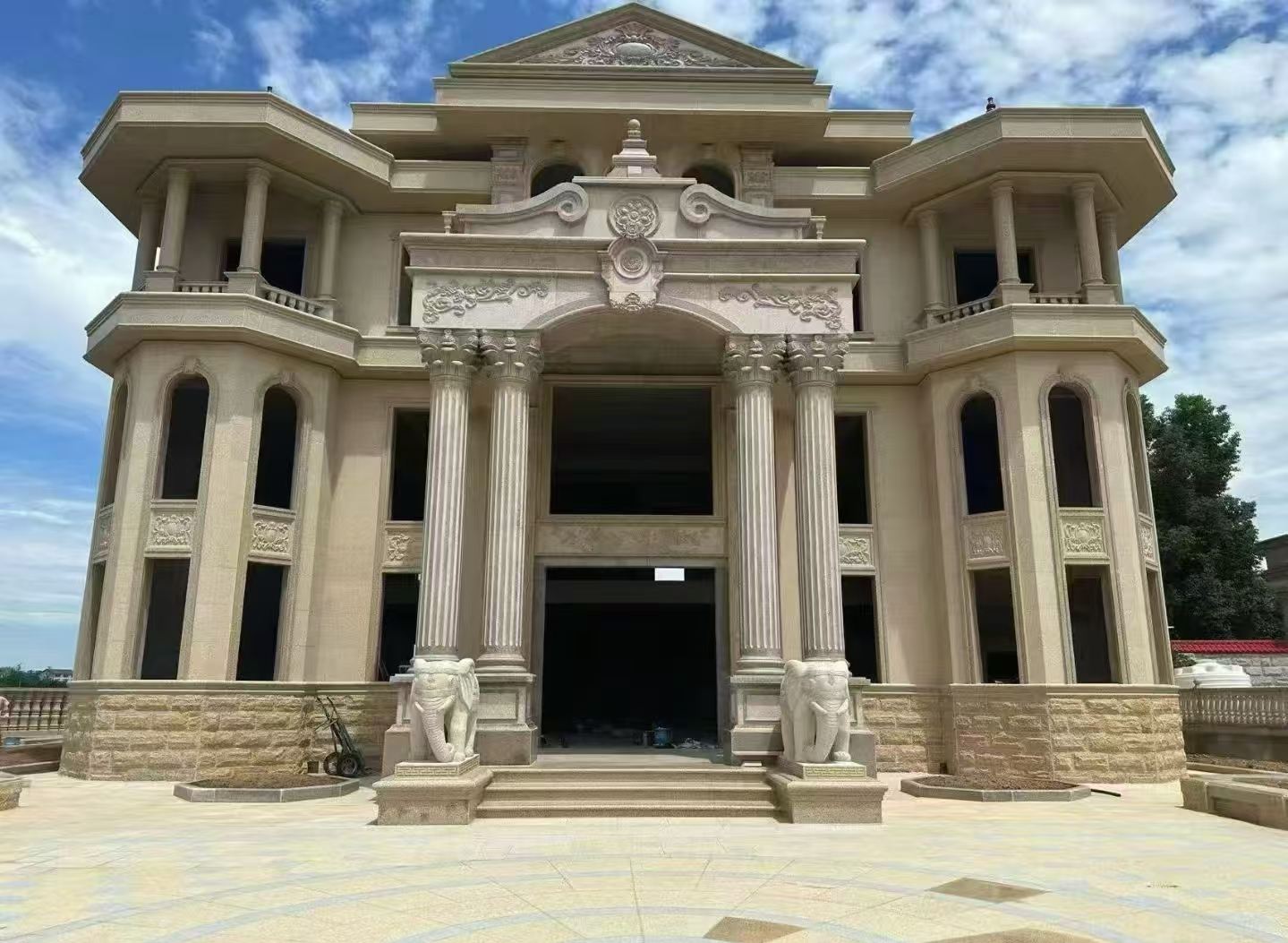 襄阳 黄金麻别墅外墙干挂，大柱，大象，蘑菇石，雕花板