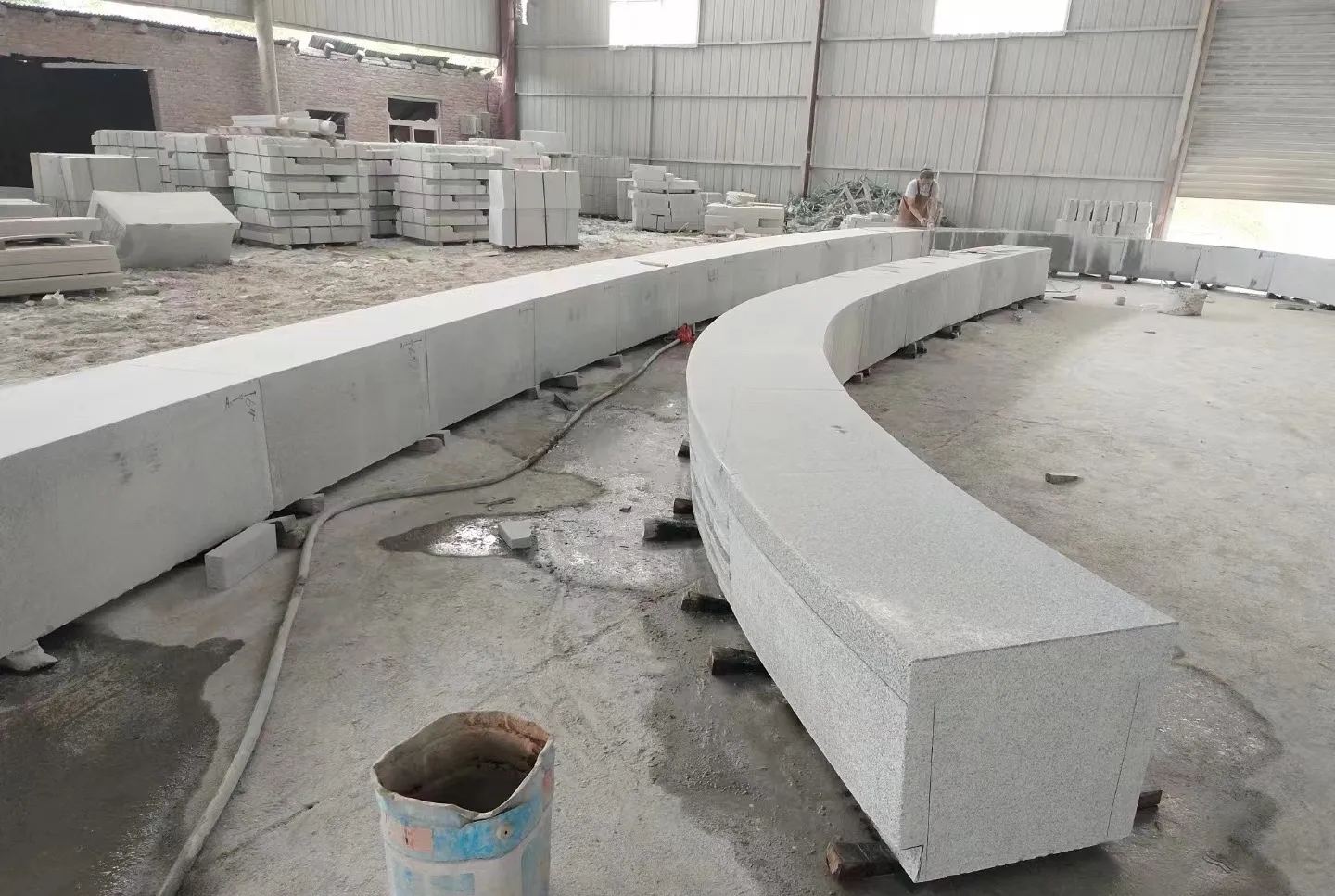 襄阳芝麻白花岗岩石板材 园林光面弧形坐凳