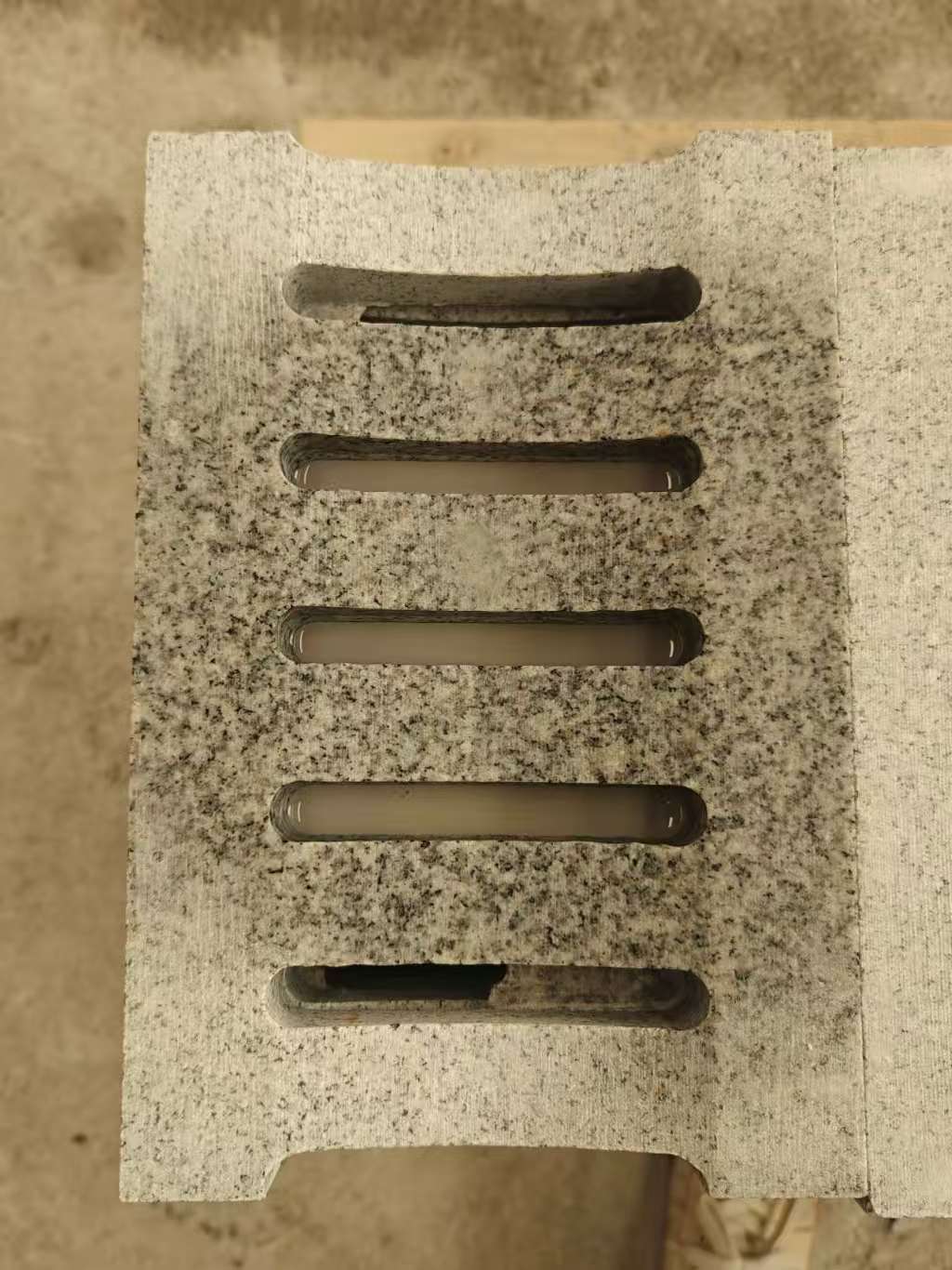 襄阳 芝麻白拉丝面花岗岩U型开槽排水槽