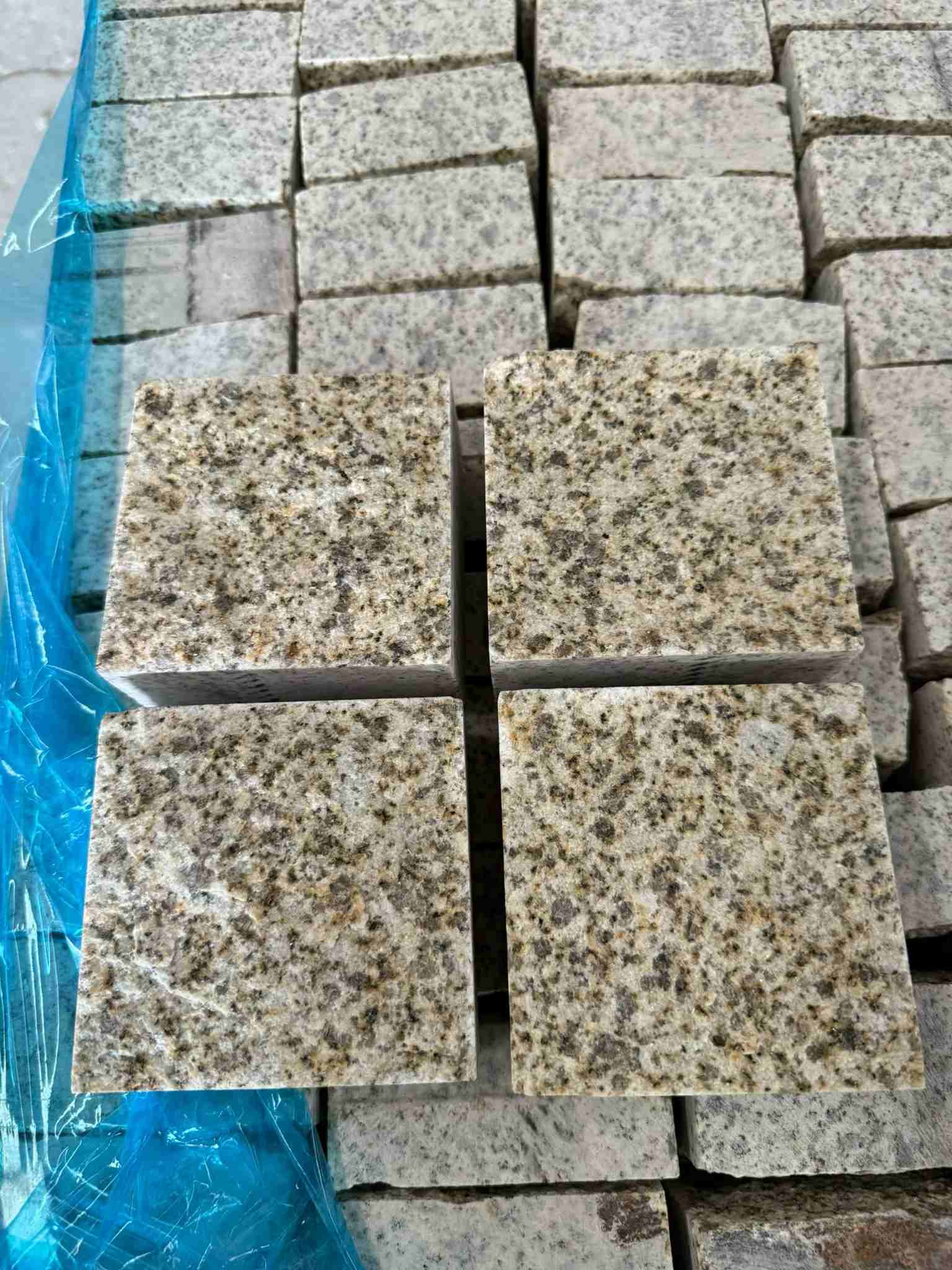 襄阳 黄金麻花岗岩自然面小方块，弹石，马蹄石等