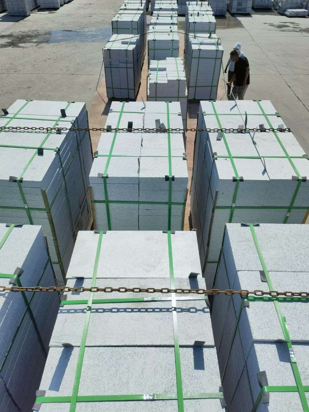 襄阳 芝麻白花岗岩5公分地铺石 花岗岩厂家工厂装车日常