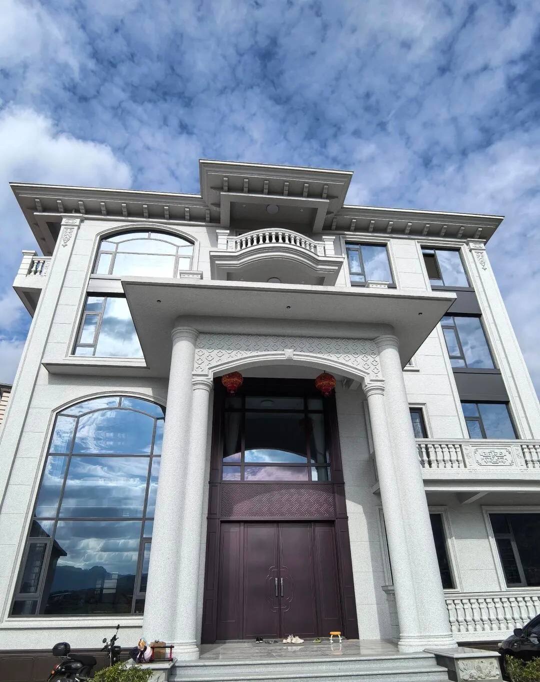 襄阳白麻别墅外墙干挂石材效果示例