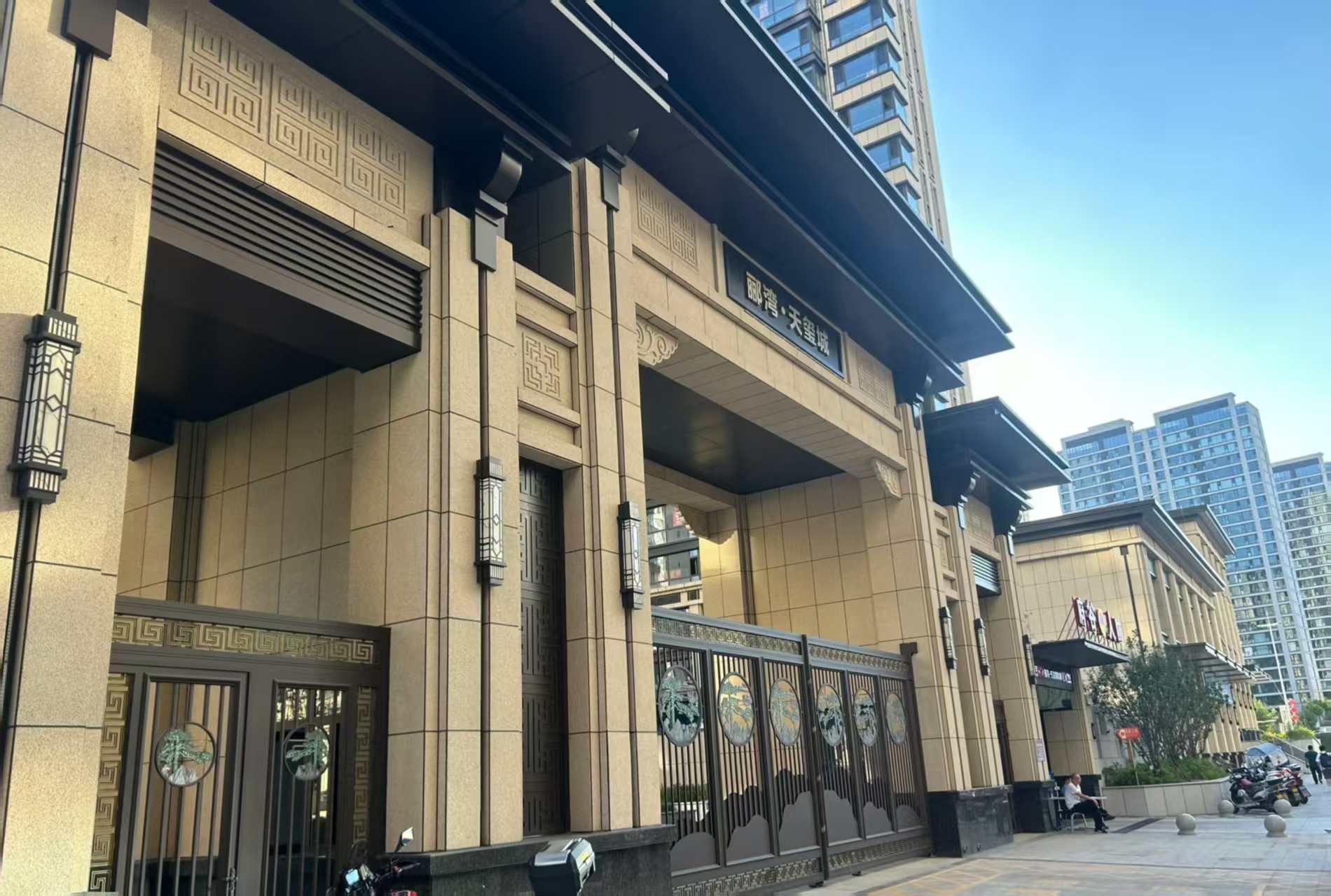 襄阳 黄金麻花岗岩荔枝面小区门楼外墙干挂