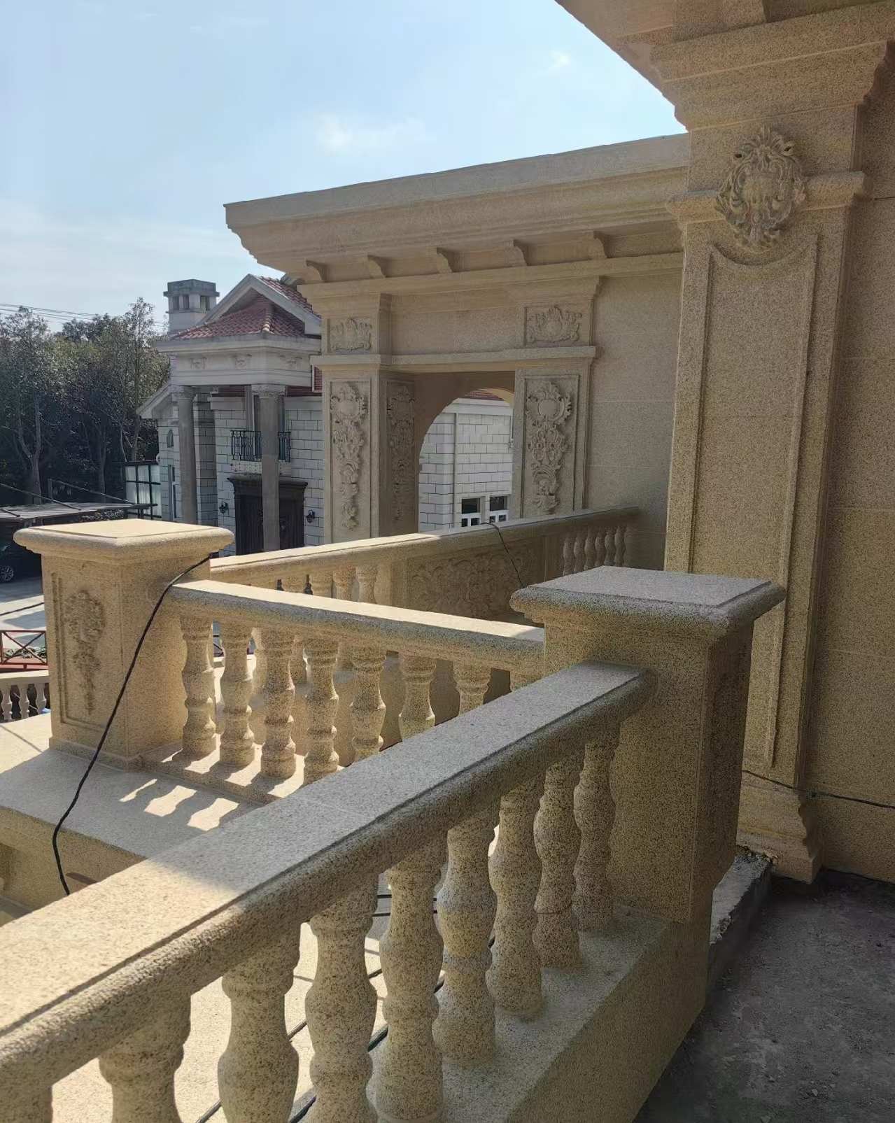 襄阳 黄金麻别墅外墙干挂雕花配合阳台栏杆花瓶柱