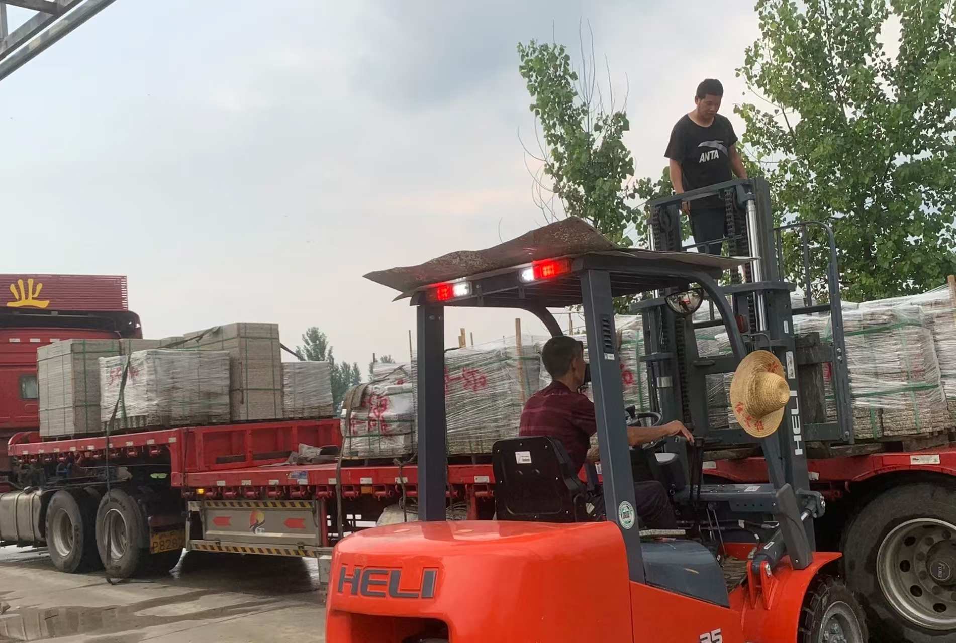 襄阳 黄金麻冰裂纹，地铺石装车