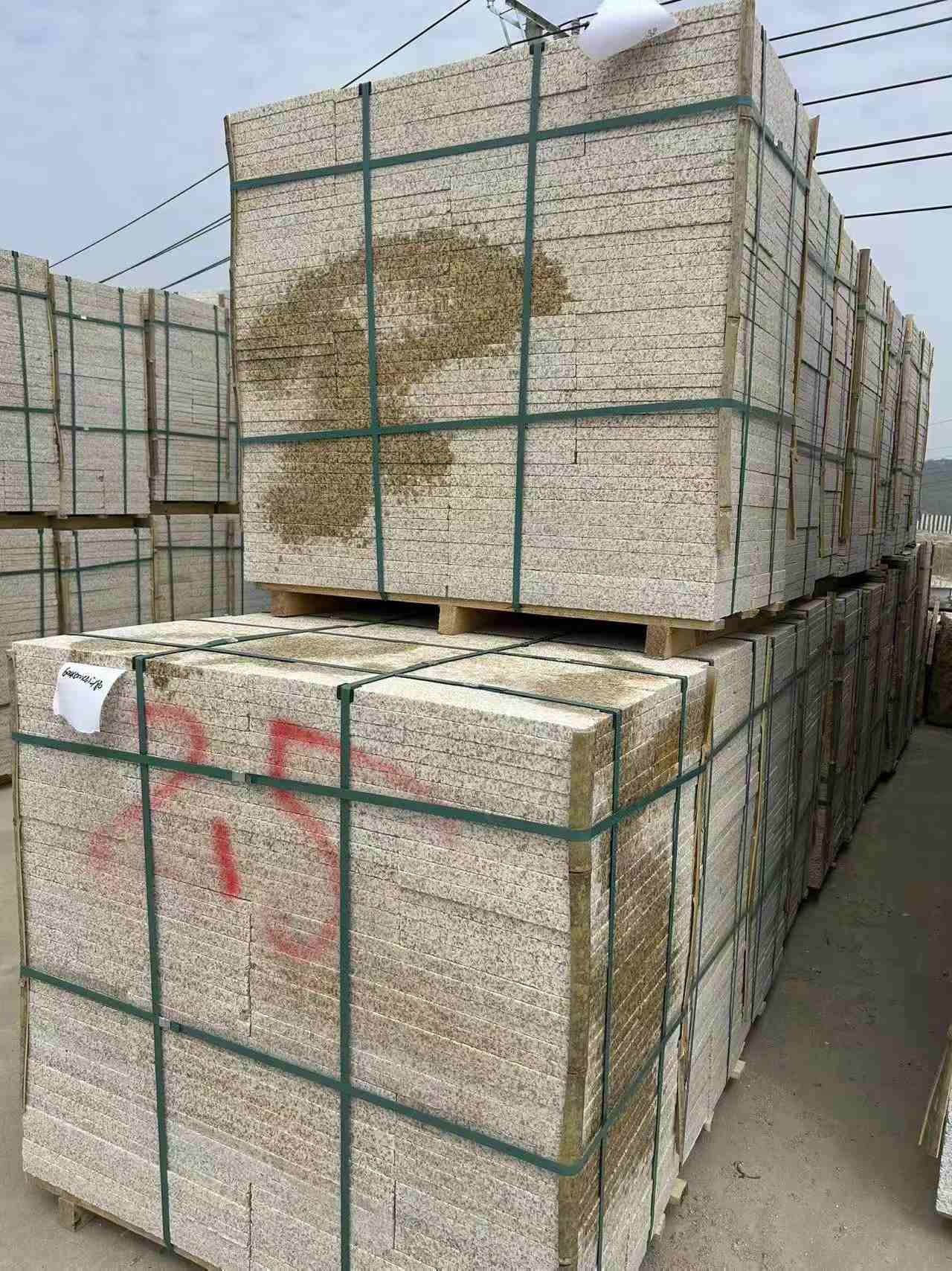 襄阳 黄金麻花岗岩石材荔枝面地铺石2.5*300*600