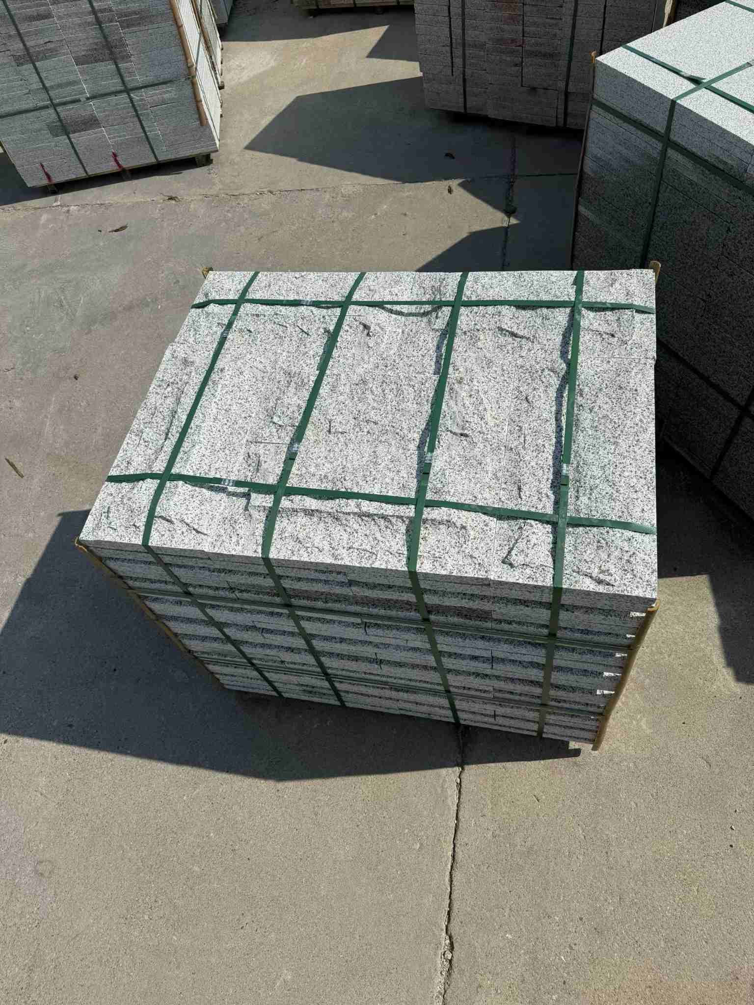 襄阳 白麻花岗岩石材自然面蘑菇石成品