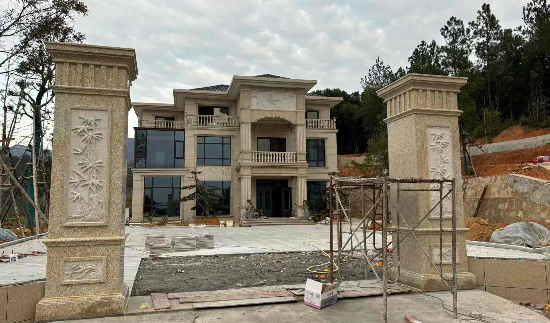 襄阳 黄金麻花岗岩别墅雕花外墙干挂配上门口雕花罗马柱